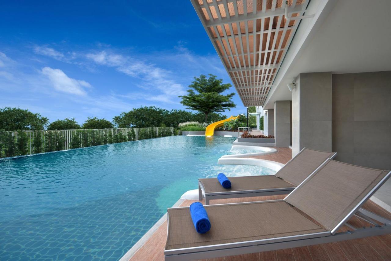 センター ポイント プライム ホテル パタヤ【SHA Extra+認定】 パッタヤー エクステリア 写真 The swimming pool at the hotel