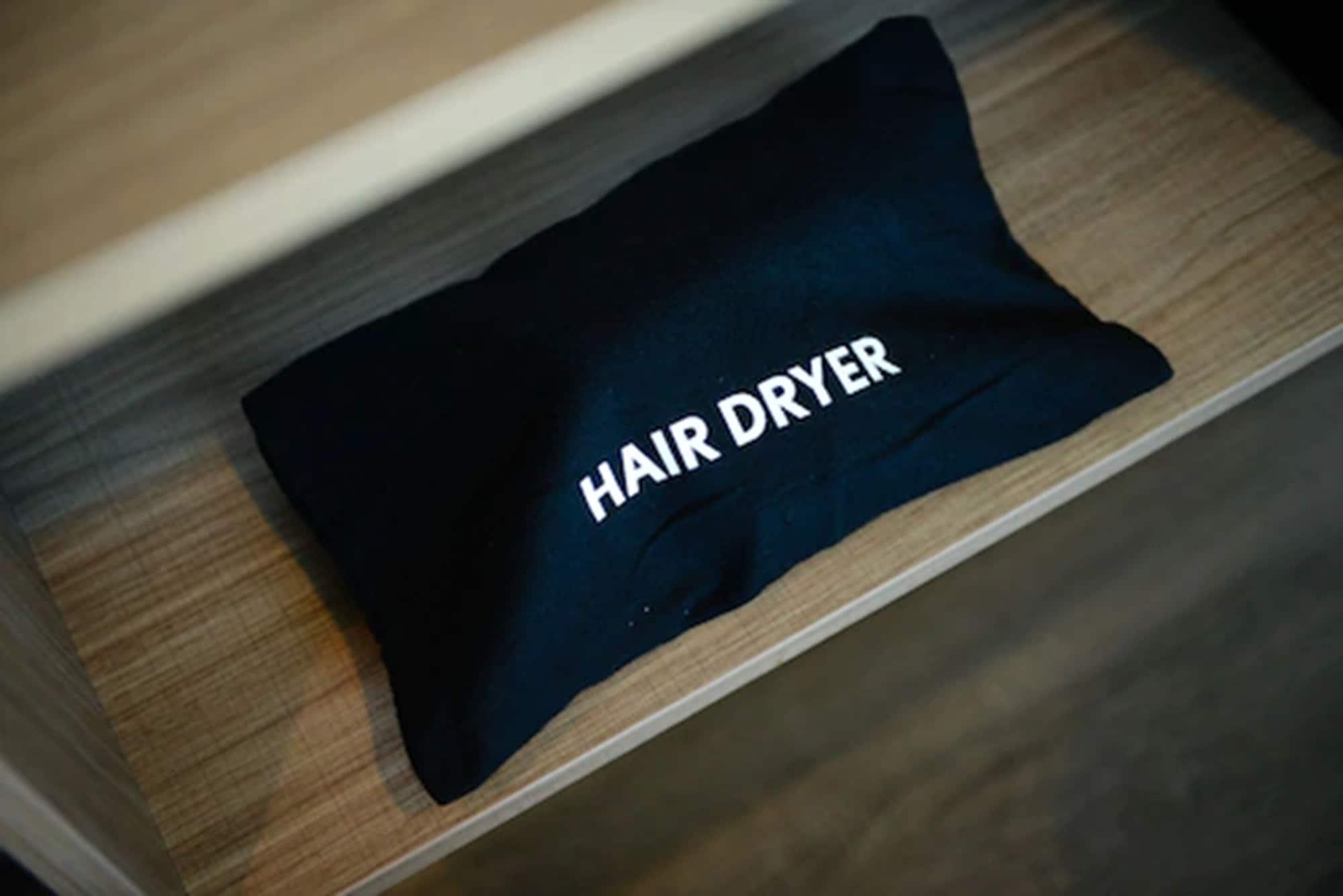センター ポイント プライム ホテル パタヤ【SHA Extra+認定】 パッタヤー エクステリア 写真 A hair dryer in a hotel room
