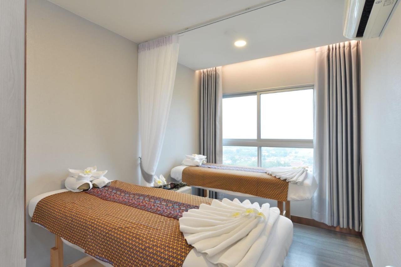 センター ポイント プライム ホテル パタヤ【SHA Extra+認定】 パッタヤー エクステリア 写真 Massage beds at a spa